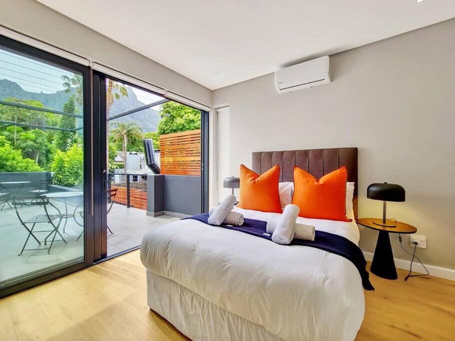 Luxurious Family In Newlands With Pool Villa