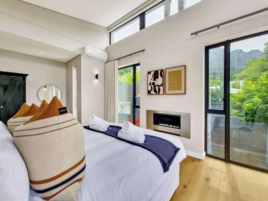 Luxurious Family In Newlands With Pool *