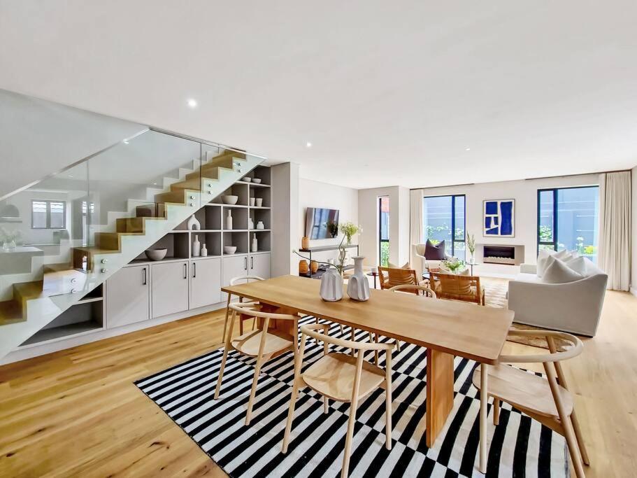 Luxurious Family In Newlands With Pool