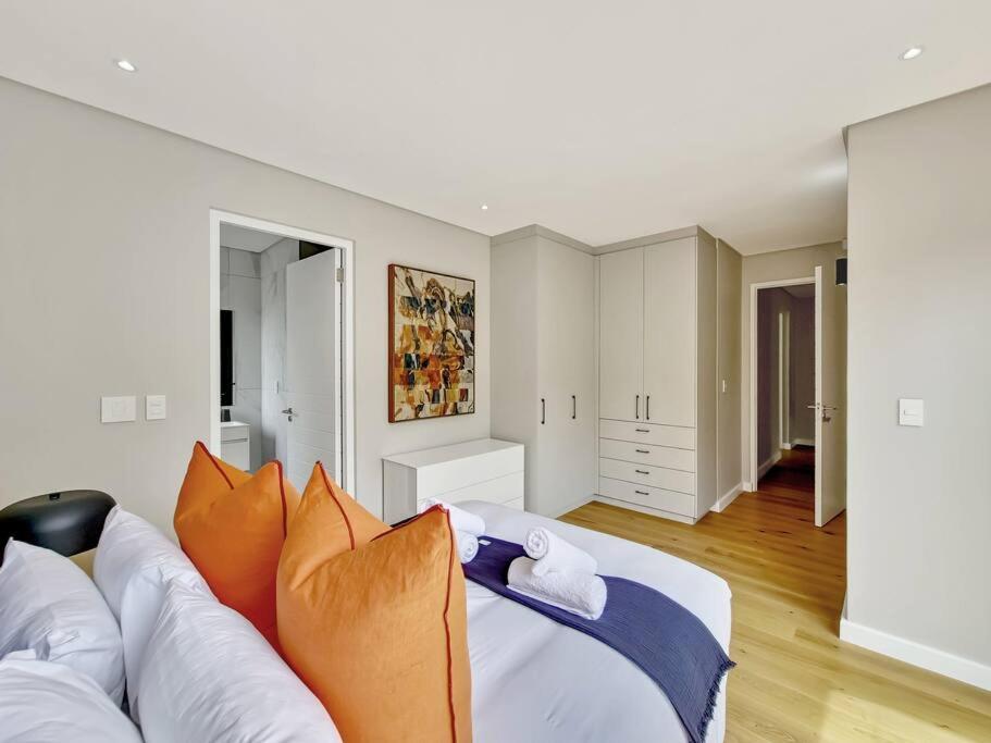 Luxurious Family In Newlands With Pool Villa