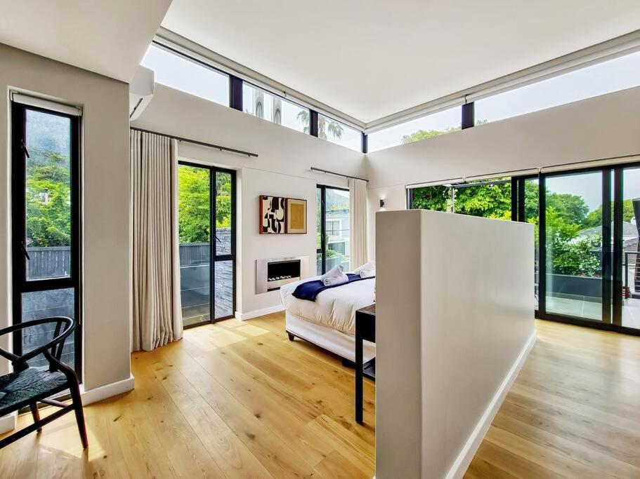 Luxurious Family In Newlands With Pool