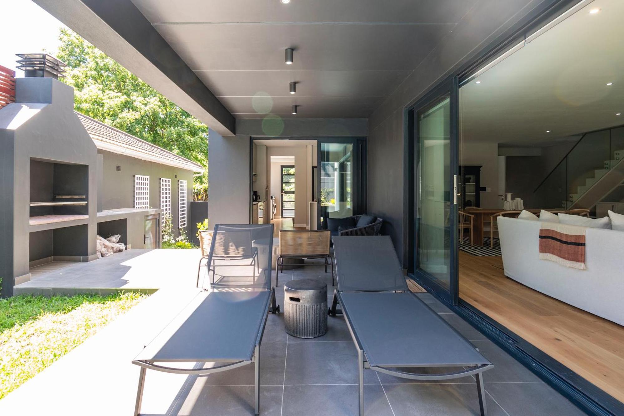 Luxurious Family In Newlands With Pool Villa