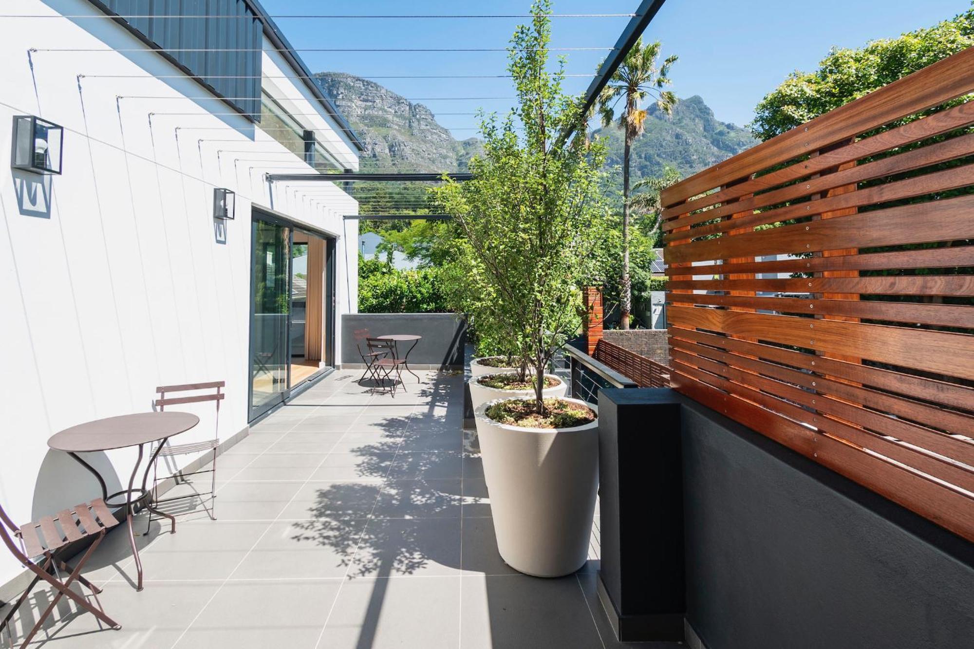 Luxurious Family In Newlands With Pool