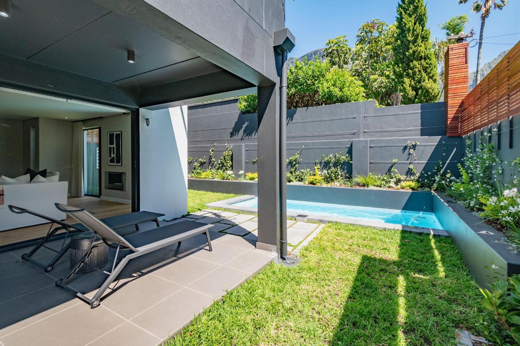 Luxurious Family In Newlands With Pool