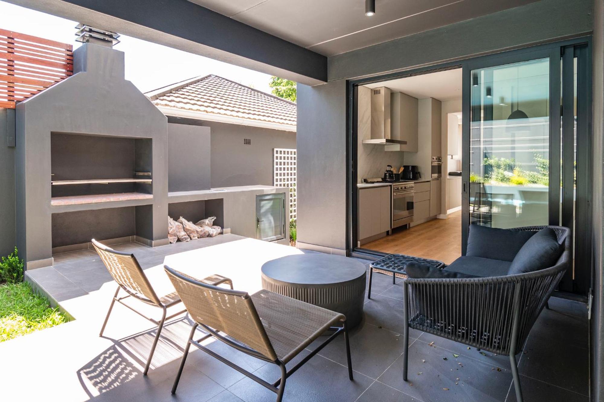 Luxurious Family In Newlands With Pool